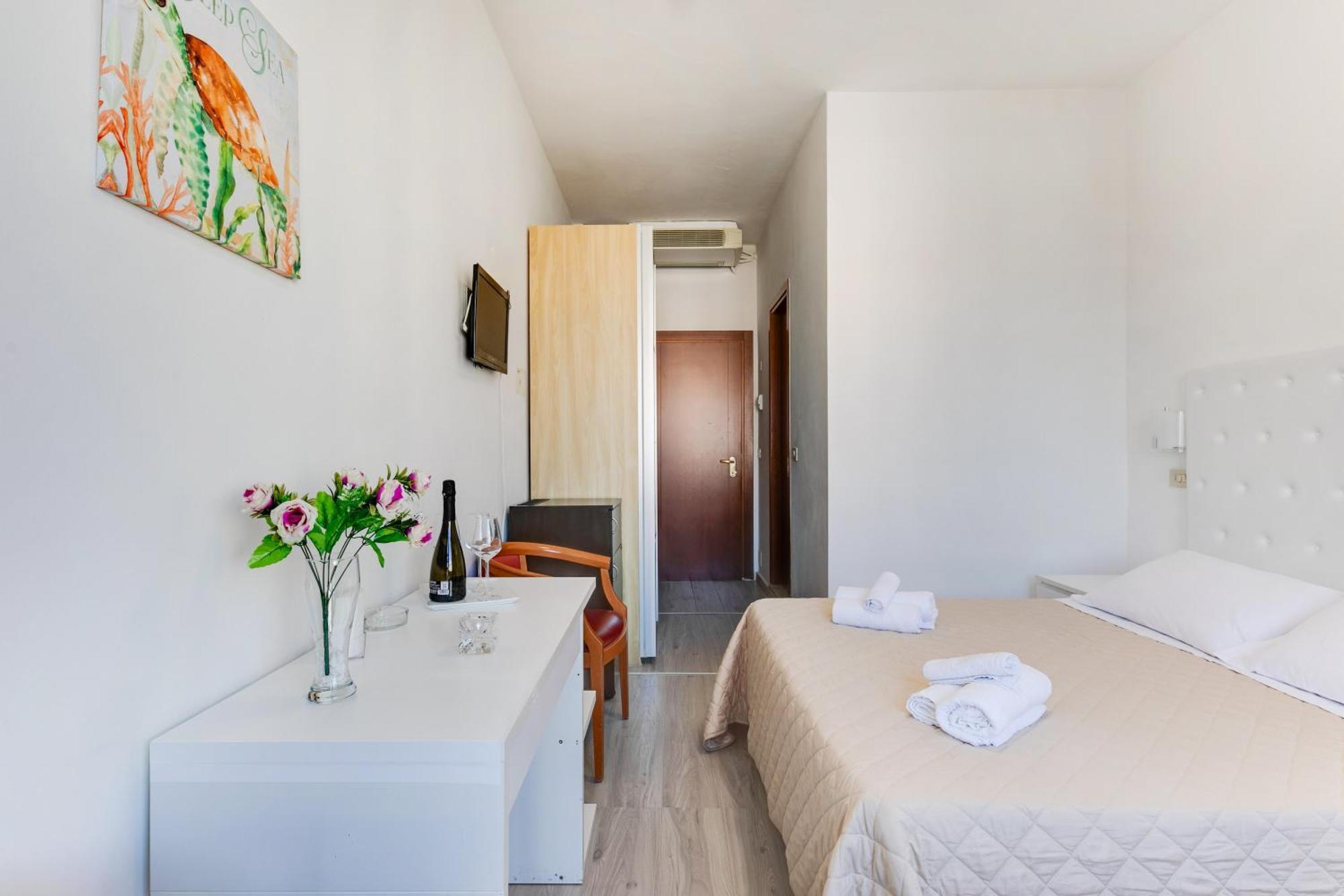 Hotel La Perla Rimini Exterior photo