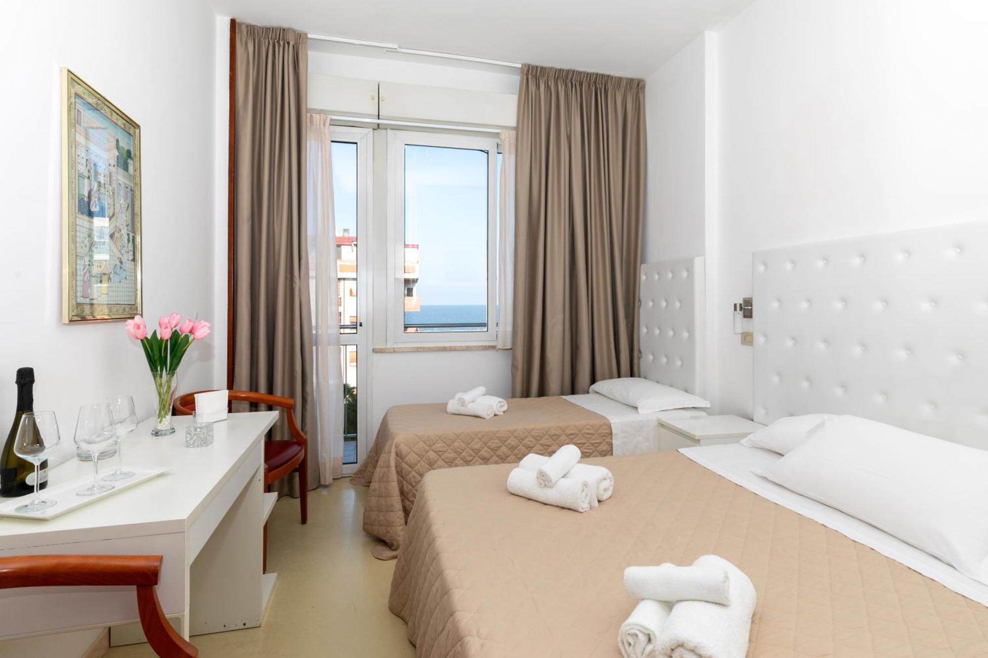 Hotel La Perla Rimini Exterior photo