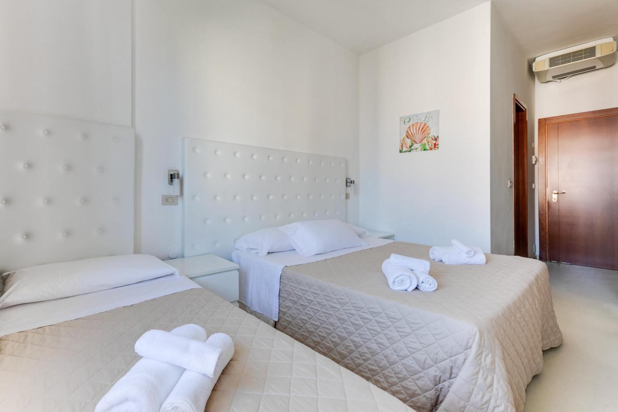 Hotel La Perla Rimini Exterior photo